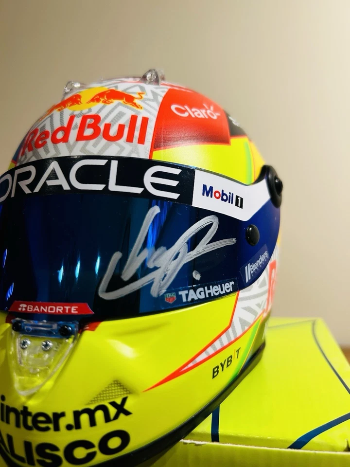 Mini capacete de corrida Red Bull 2023 assinado por Sergio Perez escala 1:2 (Beckett AUTO) - Imagem 3 de 4