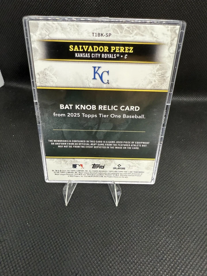 Tarjeta reliquia de perilla de murciélago Topps Tier One 2025 - Salvador Pérez 1/1 Foto 2 de 3