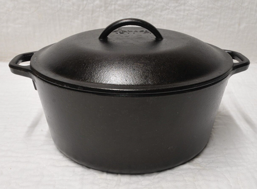 Préparation d'un pot de pâtes dans un four hollandais en fonte émaillée