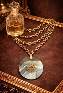 Authentic VINTAGE 1980s GOLD PLATED AGATE ASIAN TALISMAN LONG STATEMENT NECKLACE