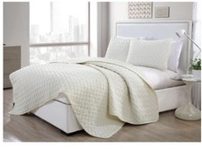 VCNY Home King 3 Piece Nina Ivory 104" x 90" Quilt with Shams Set New