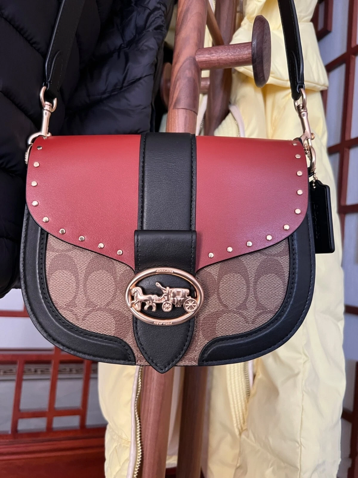 Borsa da sella Coach C3593 Georgie nuova con etichette in tela firmata colorblock con rivetti $398