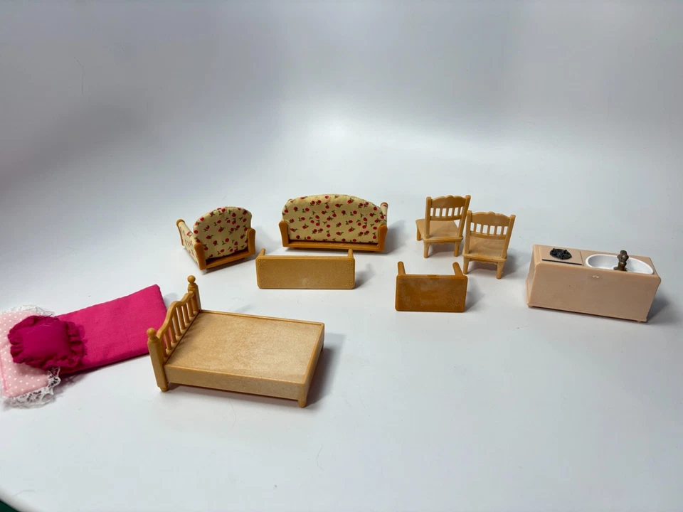 Calico Critters Lot of 8 Pieces Epoch Furniture Living Room/Bedroom/Kitchen - Image 4 of 4