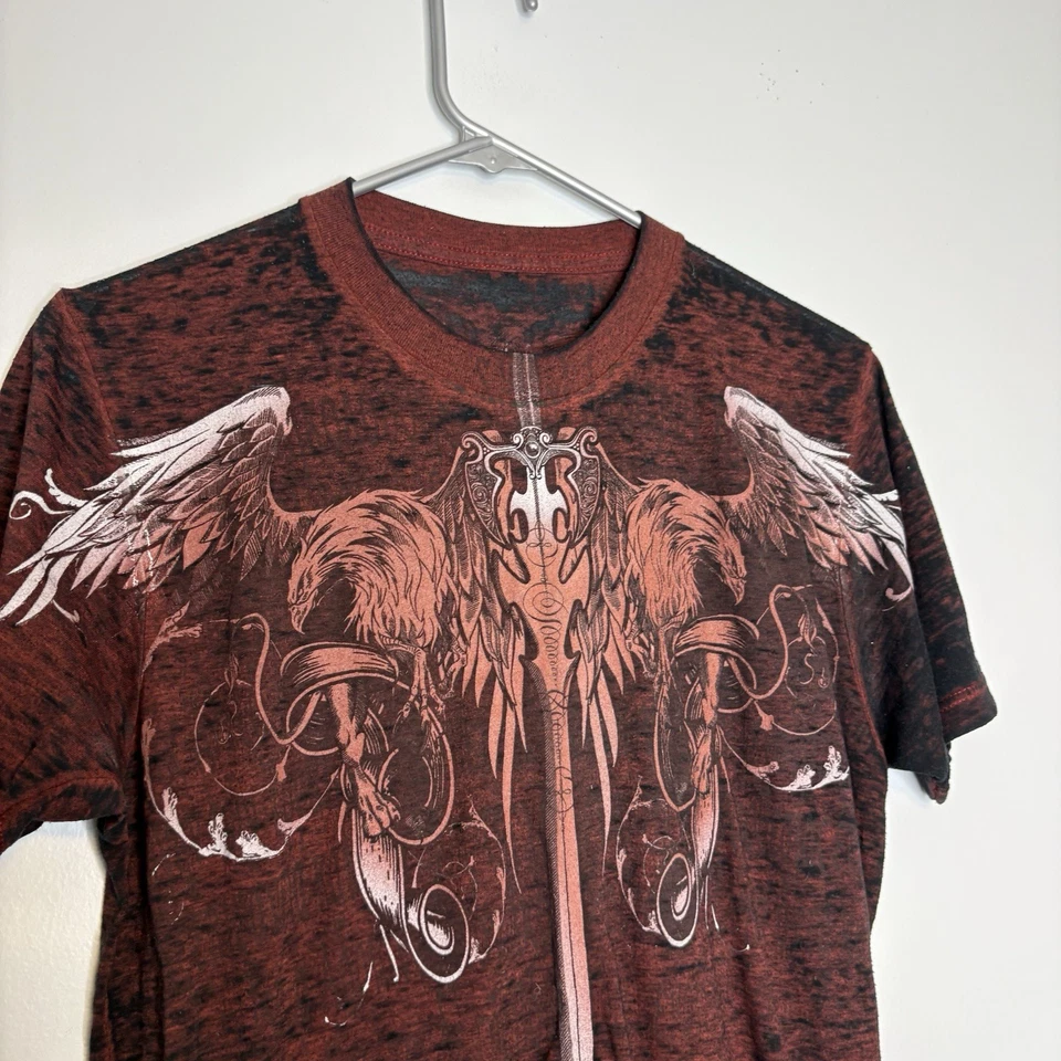 Camiseta Y2K Helix Talla Pequeña Roja Ropa de Calle Estampado Completo Alas Espadas Fénix Foto 3 de 4