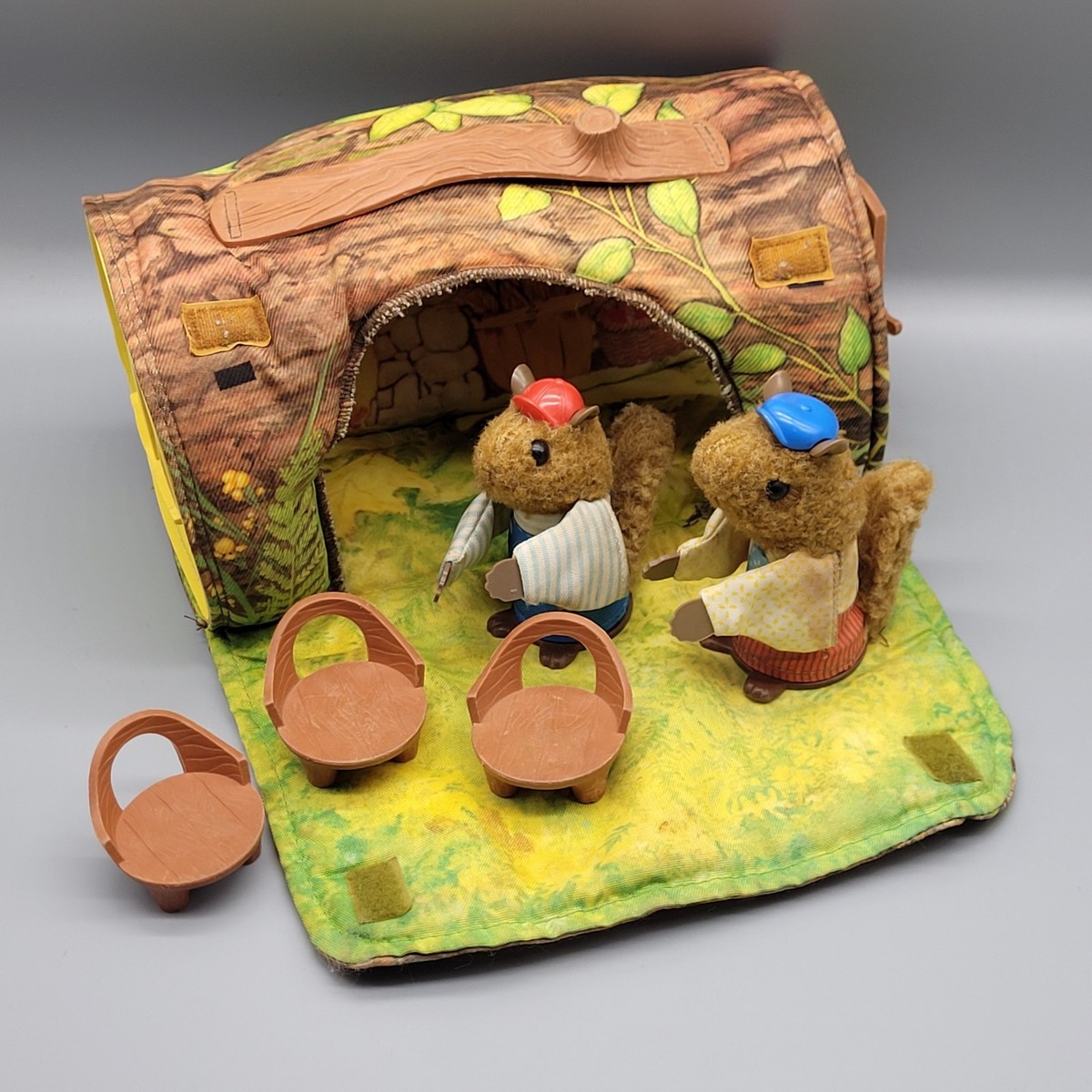 Vtg 1979 Fisher Price Woodsey Squirrel Family Log House w/2