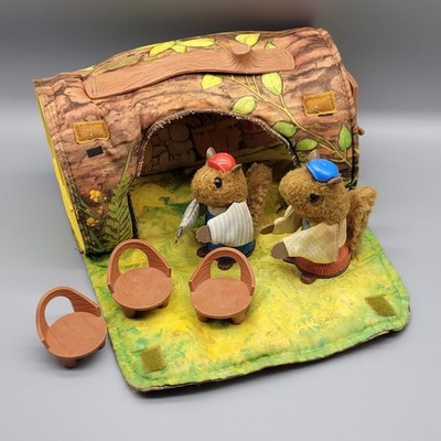 Vtg 1979 Fisher Price Woodsey Squirrel Family Log House w/2