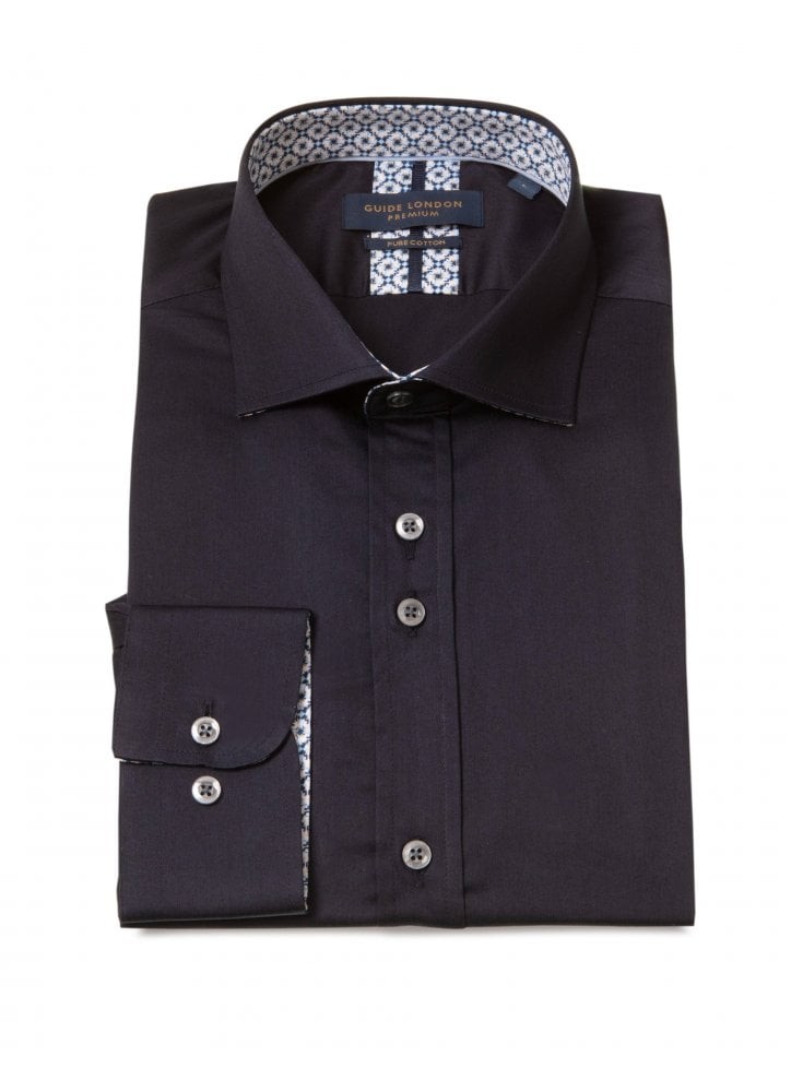 Путеводитель по Лондону в футболке темно-синего цвета