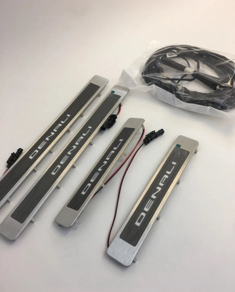 Комплект пластин подоконника с подсветкой для GMC Yukon Denali 2021-2026 годов выпуска 84667517 от оригинального производителя GM - Изображение 2 из 2