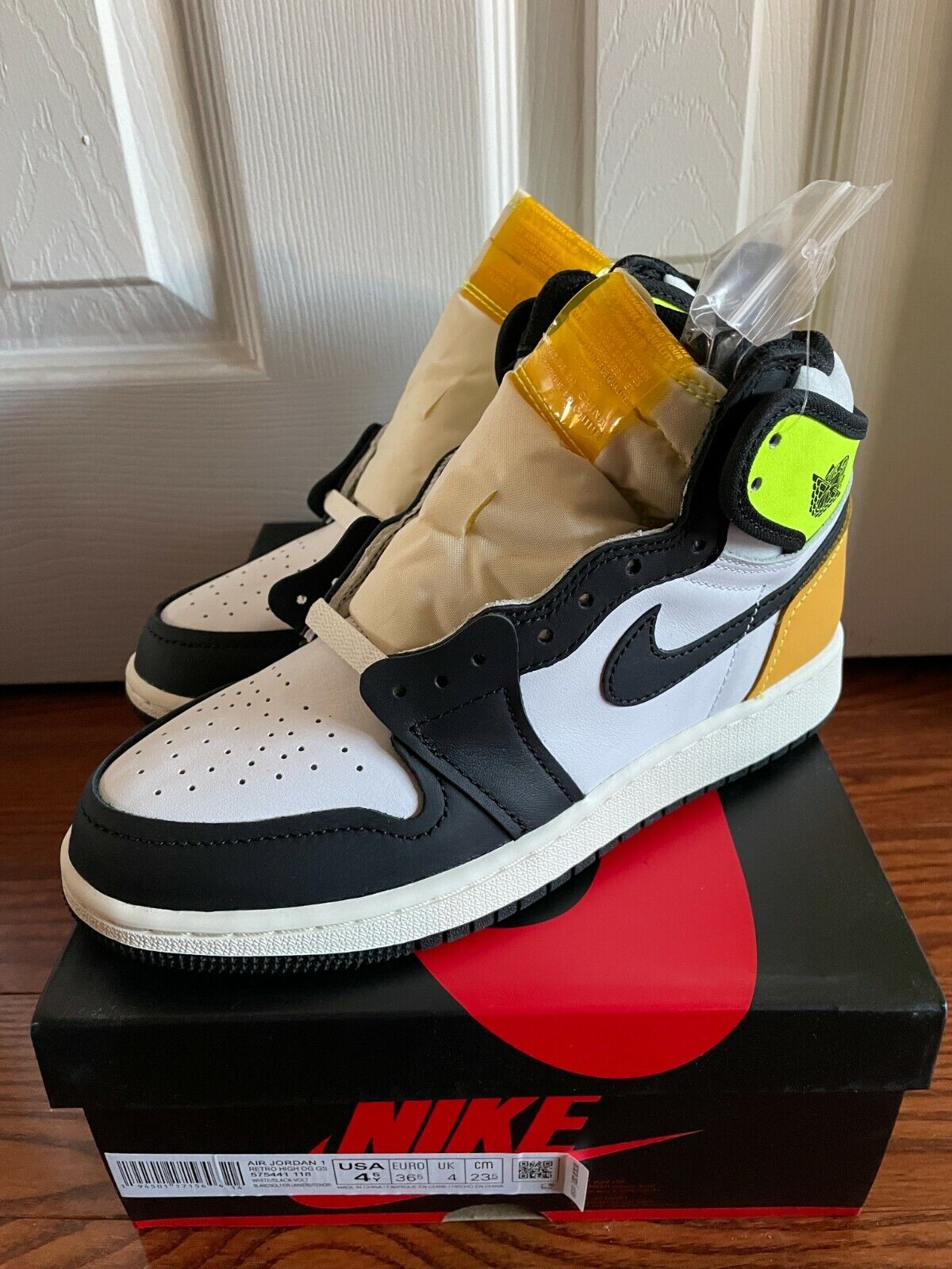 NIKE AIR JORDAN 1  HIGH OG Volt Gold