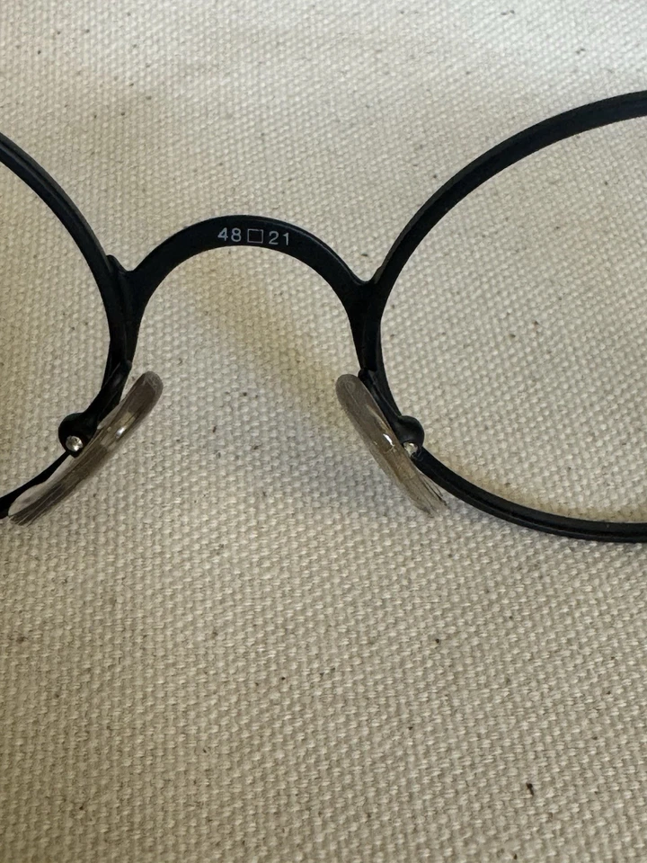 Marcos ópticos de metal negro ligeros de diseño Gianfranco FERRE ajuste estrecho Foto 3 de 4