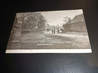 Straßenszene & Kinder vor Lesesälen, Farnborough, Oxfordshire