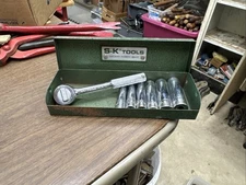 VINTAGE S-K TOOLS USA 1/4" DRIVE RATCHET #40970 & Deep MM SOCKET LOT IN TIN CASE