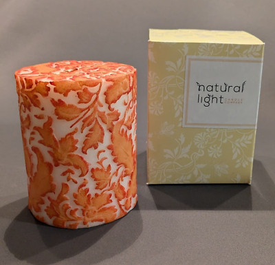 Natural Light Candle Company Duftkerze 4'' Damask-Blatt (Weiß / Cayenne-Ombre)