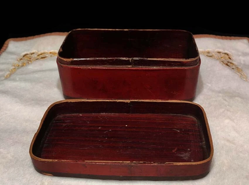 Antiguo joyero de madera pintado de laca roja noble chino del Tíbet del siglo XIX Foto 2 de 4