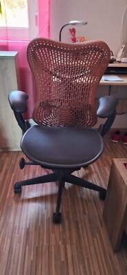 Herman Miller Mirra terracotta