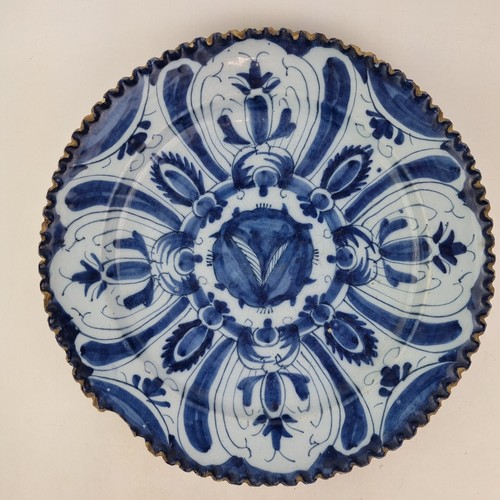 Antike Delfter Keramik aus dem 18. Jahrhundert blau-weißem Ladegerät bemalt mit Blumen 34 cm