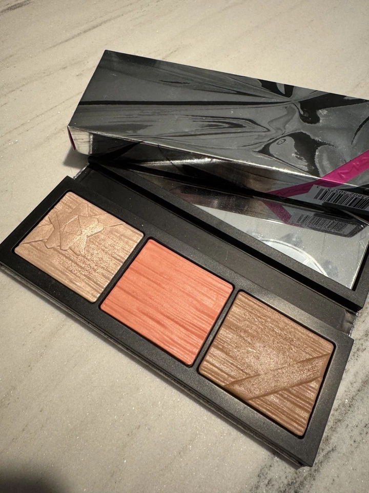 Mac Shiny Pretty Things Face Compact Fair, Blush, Highlighter und Bronzer - Bild 2 von 3