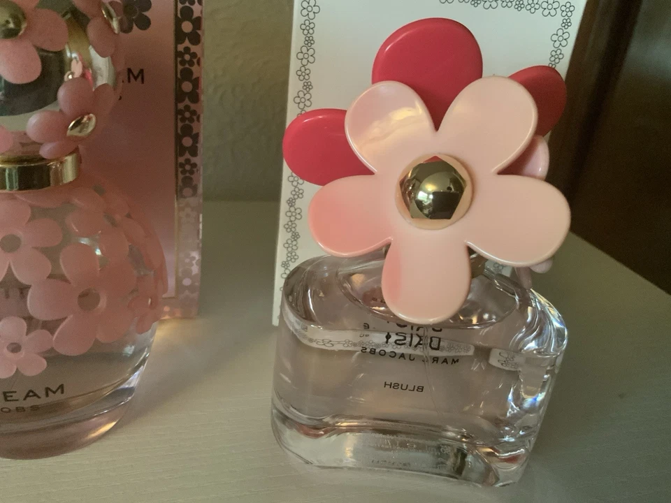 Lote de 3 Perfumes Daisy BLUSH X 2 Plus Kiss de Marc Jacobs Most99% Completo Foto 3 de 4