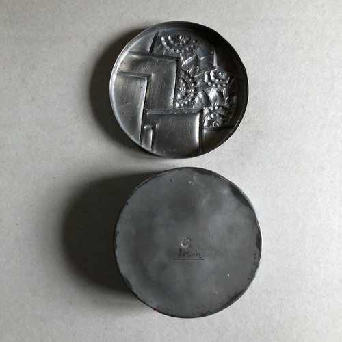 René Delavan — boîte art déco en étain ciselé signée en bas à droite — Ø 10,5 cm - Picture 5 of 8