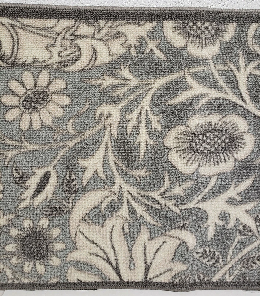 ALFOMBRA DE NYLON IMPRESA (antideslizante)(18x30") FLORES BLANCAS SOBRE GRIS, bordes grises, sin precio base Foto 4 de 4