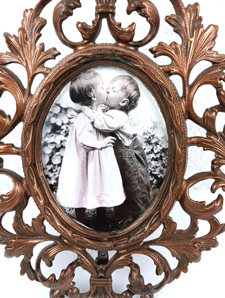 ANTIGUO ORNAMENTADO Art Nouveau Oro Hierro Fundido Ovalado Marco de Fotos-Niño Besando Niña Foto 2 de 4