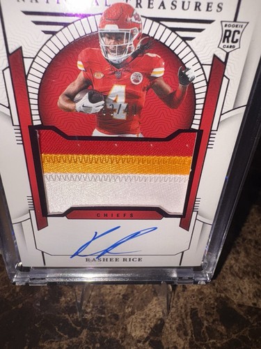 2023 National Treasures Rashee Rice Viola Rookie Patch Auto /49 #185 Tricolore - Foto 3 di 3