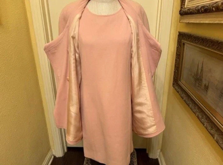 Conjunto de duas peças de terno vintage rosa Chanel vestido casaco - Imagem 3 de 4