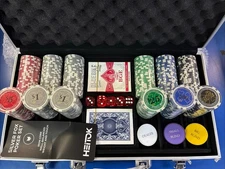 Heitok 300 Piece Silver Fox Poker Set