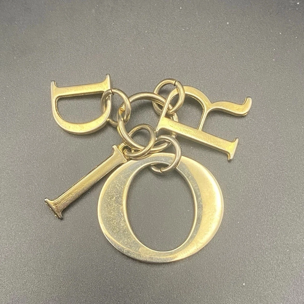 Porte clés vintage Y2K Christian Dior logo sac breloque pendentif métal plaqué or signé