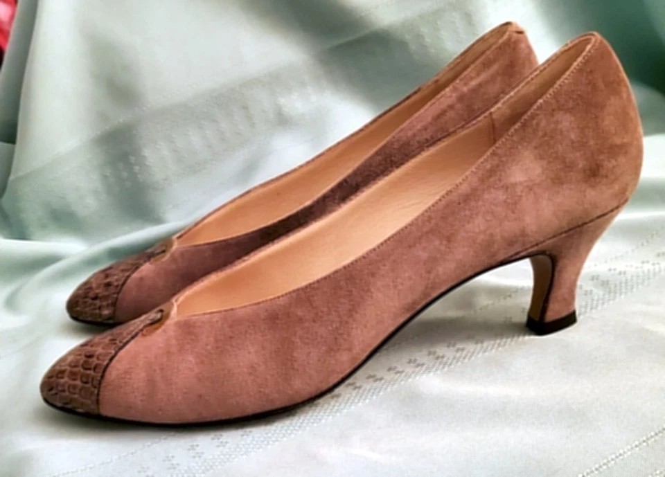 Vintage AMALFI DAWN Pillow Taupe Suede Pumps Size 9 N (AAAA) - Image 3 of 4