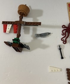 12 Lego Pirates Minifigures + Parts of 6241 Loot Island & 6240 Kraken Attackin