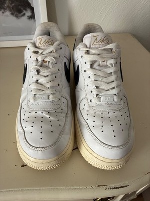 100% authentic Nike Air Force 1 Low sneakers in EU size 40 (UK 6 / US 7).