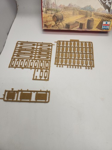 ESCI 1/72nd scale plastic set Battlefield Accessories Tamiya Military Road Sign - Picture 4 of 5