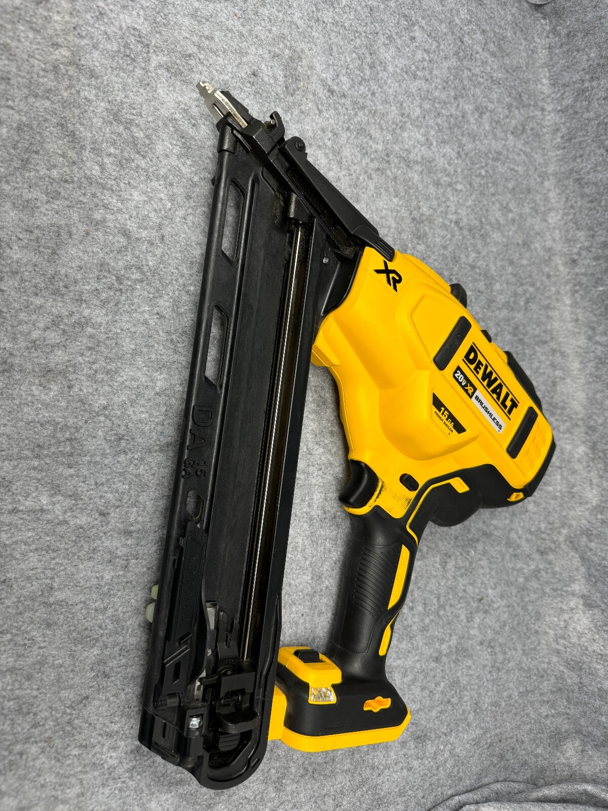 DEWALT (DCN650) 20V MAX XR 15GA CORDLESS ANGLED FINISH NAILER [TOOL