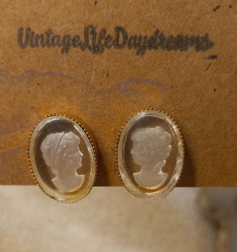 Vintage durchsichtige Kamee-Ohrringe goldfarbene Metallbasis unsigniert gebraucht - Bild 3 von 10