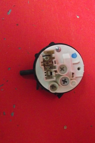 Waschmaschine Whirlpool AWE50210 Druckschalter