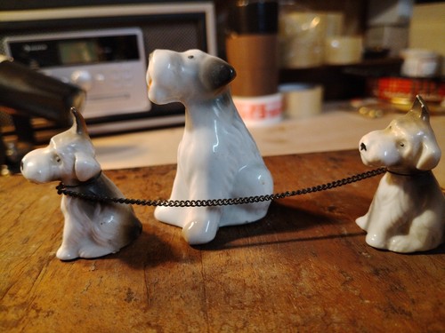 Vintage Dog Set Off Three Dogs 1960rra Mum And Two Pups With Chains Small Set - Picture 3 of 3