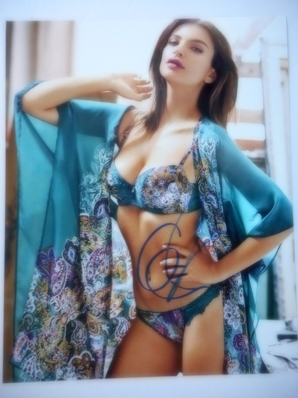 Emily Ratajkowski signed MODEL/ACTRESS Beautiful Sexy 8x10 Photo W/COA & #d Holo