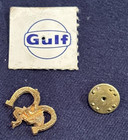 Vintage Gulf gas station advertising lapel pin — photo 1
