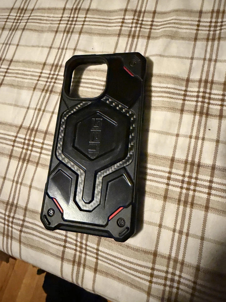 Funda Apple iPhone 15 Pro Max UAG Monarch Pro Roja Negra MagSafe, Fibra de Carbono Foto 2 de 3