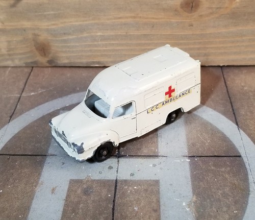 MATCHBOX LESNEY N°14c BEDFORD LOMAS AMBULANCE 1962 Scala 1:86 REGULAR WHEELS U.K - Foto 1 di 19