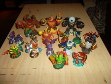 SKYLANDERS FIGURES W/SKYLANDERS ROUND STORAGE BAG/CASE BUNDLE -LOT OF 16