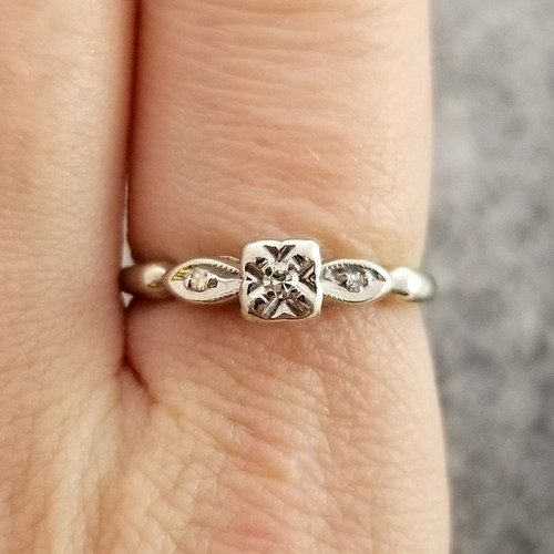 Anello vintage in oro bianco 14 kt con diamanti, misura 6, fascia stile anni 50, solitario 1,8 mm - Foto 2 di 8