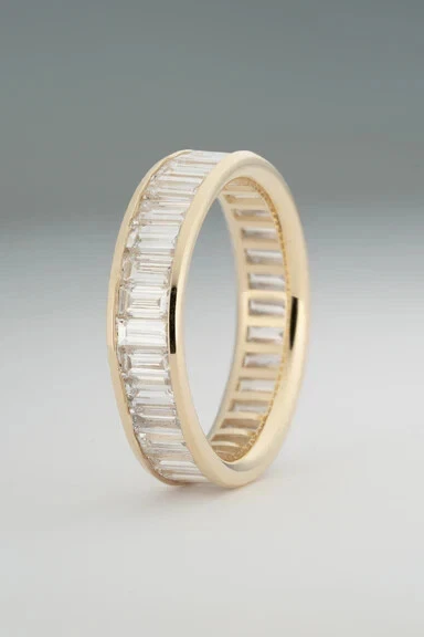 Anillo banda de eternidad de diamantes simulados corte baguette de 2,86 quilates enchapado en oro amarillo de 14 k Foto 2 de 4