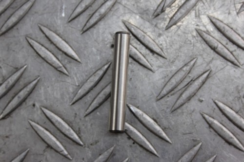 111037 Mercedes-Benz Zylinderstift Führungsschiene Steuerkette  A6119970110 - Bild 1 von 4