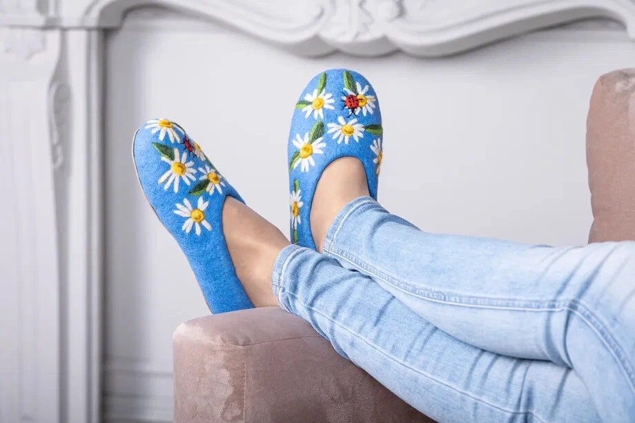 女士的吉尔吉斯毛毡拖鞋蓝色花卉 100% 美利奴羊毛手工舒适美国 5-12 — 第 2/4 张图片