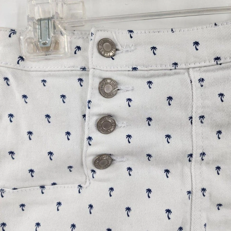 RUE21 白色棕榈树印花短裤女式 3/4 码夏季海滩 — 第 4/4 张图片