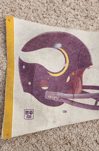 Large NFL Minnesota Vikings Football Vintage 1970s 2 Bar Helmet Felt Pennant - Picture 5 of 8