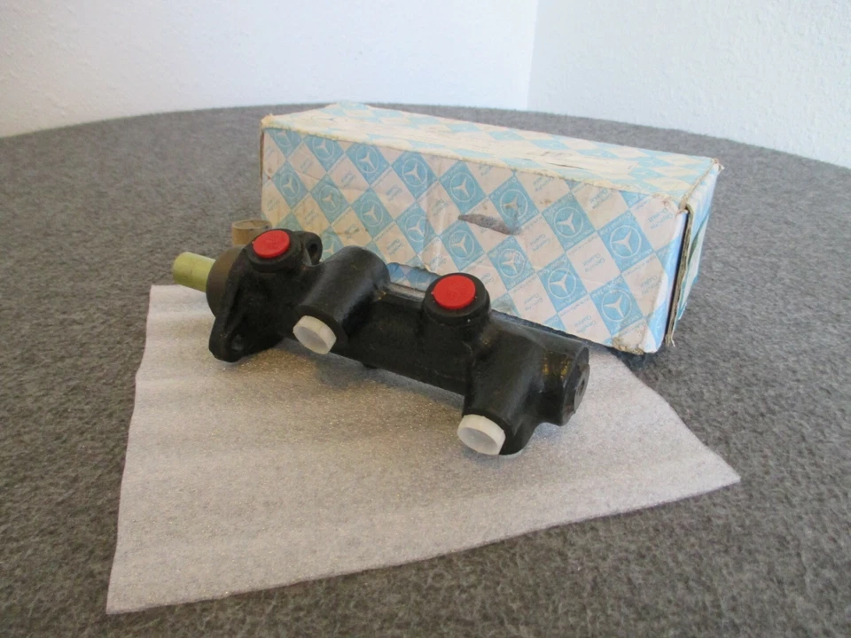 Nuevo de Lote Antiguo Mercedes 280Se 1971 freno cilindro maestro piezas originales motor M130 6 cilindros Foto 2 de 4