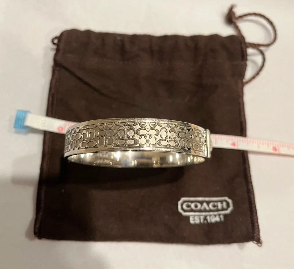 Brazalete para mujer Coach Signature tono plata Foto 2 de 3